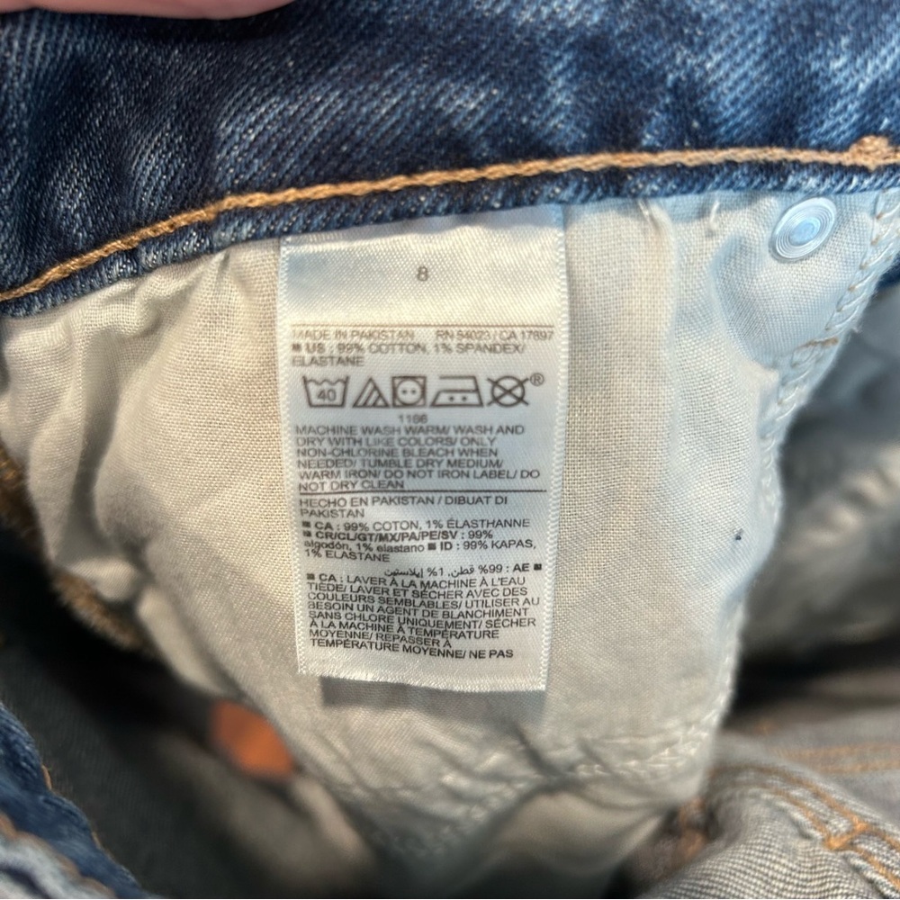Old Navy Women’s Medium Wash Distressed Rolled Hem
Hi-Rise Denim Shorts Size 8 - Picture 4 of 7